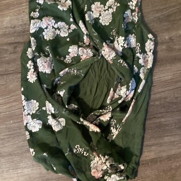 🍀 4/$20 Green, floral, wrap top. Size S - Picture 5 of 6